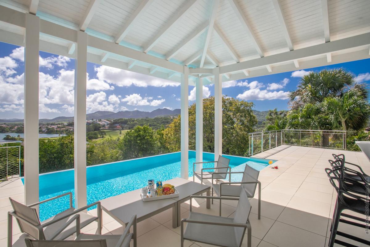 Location_Villa_Les_Trois_Ilets_Martinique_salon côté piscine (2)